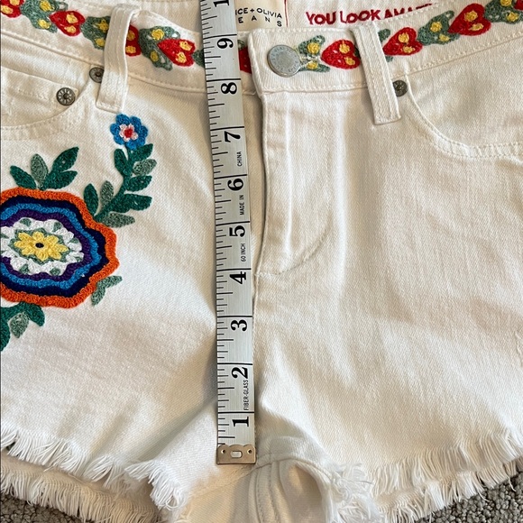 🩷 Alice + Olivia White Embroidered Jean Shorts - Picture 6 of 11